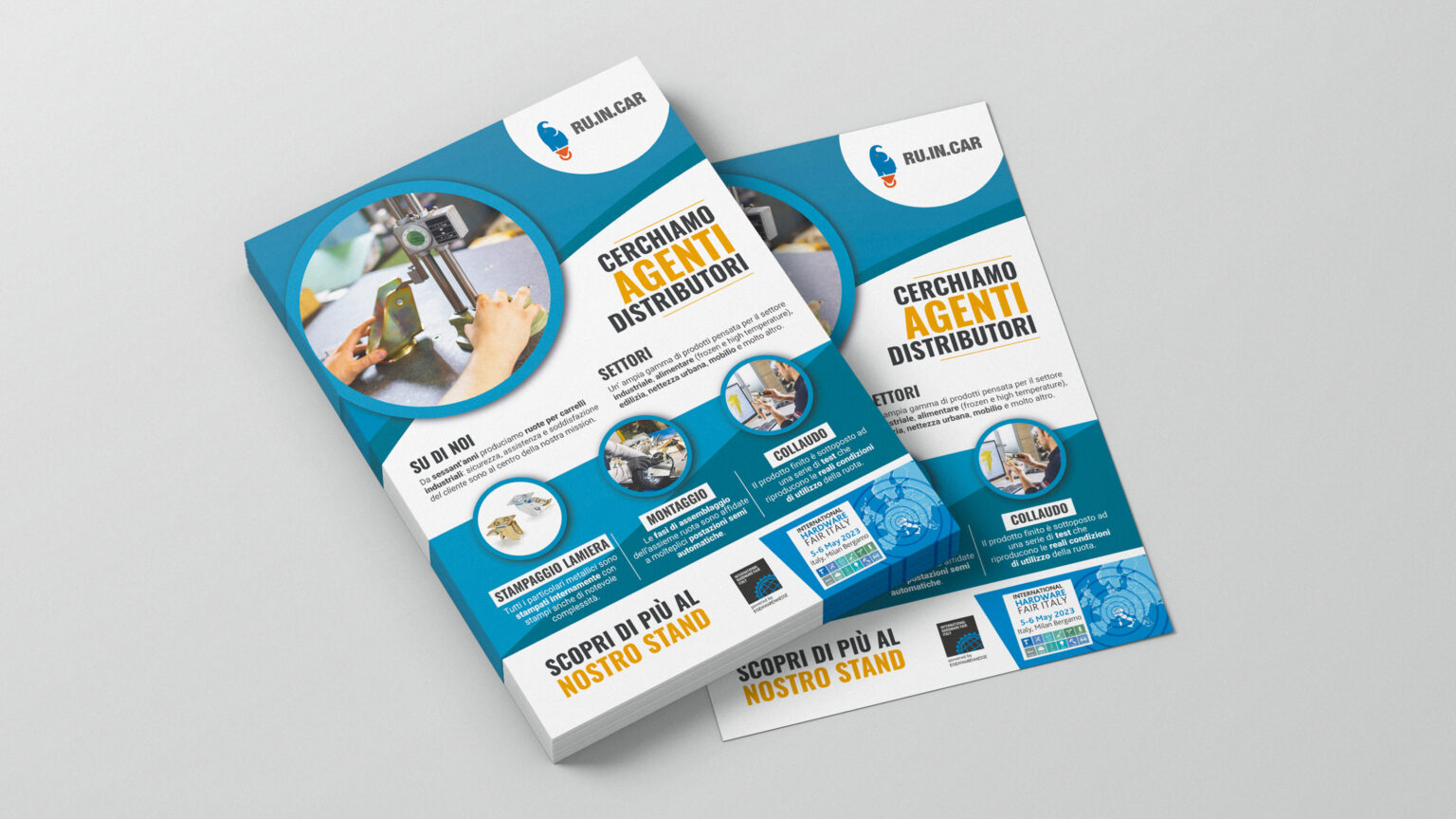 Pacco di flyers volantini stampati e realizzati con Illustrator e Photoshop su richiesta del cliente per pubblicità aziendale e comunicazione visiva fiere.