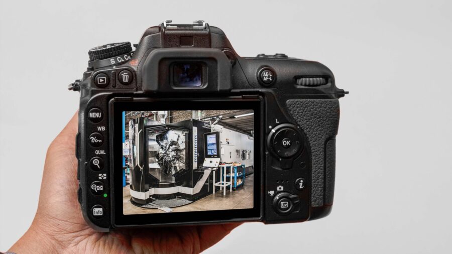 Servizio fotografico per aziende con camera reflex e scatto macchinario industriale reparto produttivo industria.