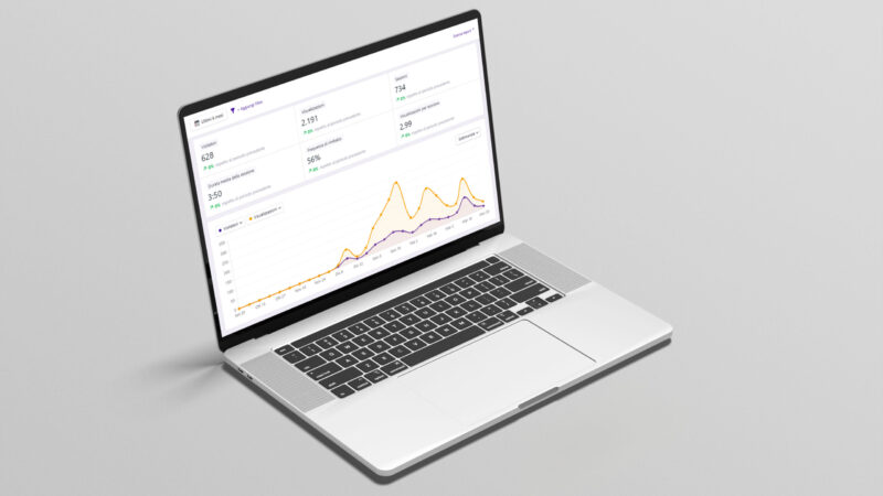 Pc laptop con grafico per analisi SEO motore di ricerca Google.