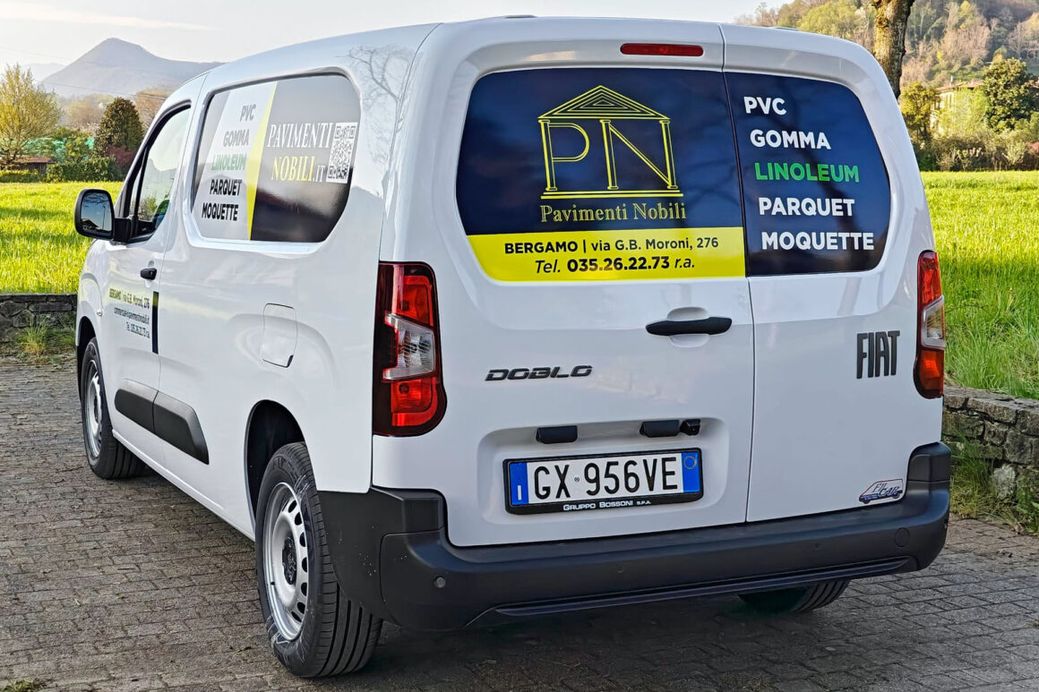 Furgone Fiat Doblò con wrapping pellicole PVC adesive e grafica personalizzata per pubblicità aziendale e comunicazione visiva.