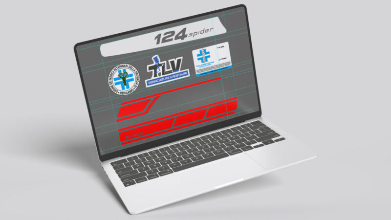 Pc laptop con progetto di grafica per adesivi, stickers e vetrofanie per auto e carrozzeria.